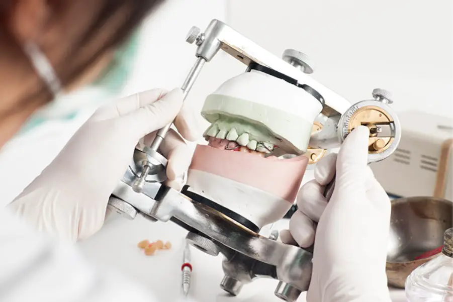 trabajo de un técnico en protesis dental